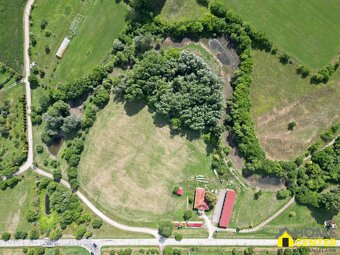 NA PREDAJ RODINNÝ DOM S VEDĽAJŠÍMI PRIESTORMI NA 2 HEKTÁROVO - 3