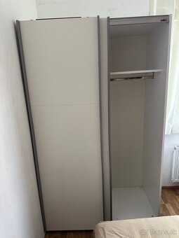 Skriňa biela s posuvnými dvermi - 3