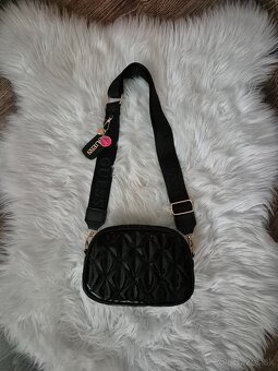 Kabelka Guess crossbody čierna lesklá - 3