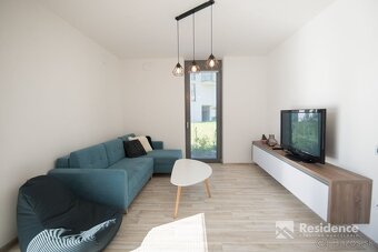 Dvojizbový byt s parkovaním a predzáhradkou na prenájom - 3