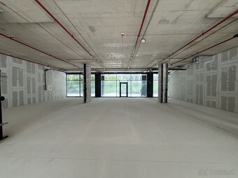 Prenájom obchodného priestoru 333 m² v skvelej lokalite v ce - 3