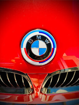 znak na kapotu – 50. výročie BMW M - 3