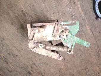 Zetor 25 pruzinovy mechanizmus sedacky - 3