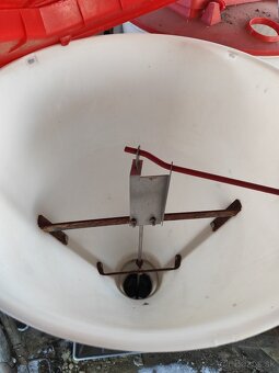 Krmitko so zásobníkom - 3