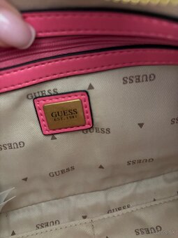 Kabelka ružová guess - 3
