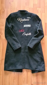 Cierny kabat so stylovym napisom - 3