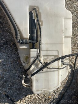 Nádoba na ostrekovace BMW f10 - 3