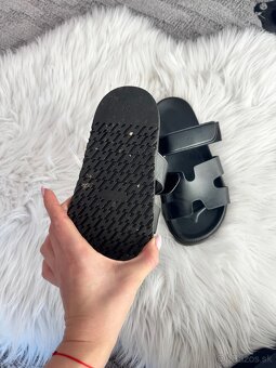 Čierne šľapky na štýl Hermes - 3