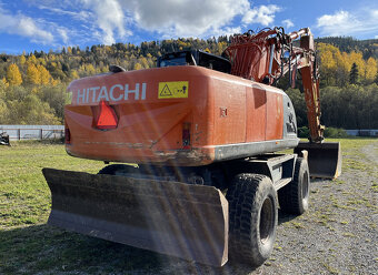Kolesový báger Hitachi ZX210 - 3