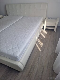 Predám manželskú posteľ s matracmi a dva nočné stolíky. - 3