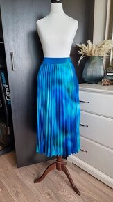 Modrá skladaná sukňa - 3