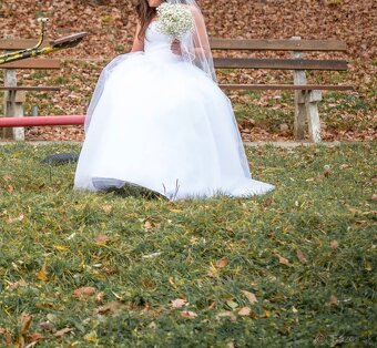 Princeznovské svadobné šaty so závojom a korunkou - 3