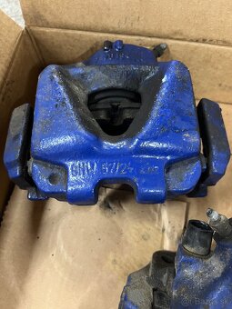 Predné strmene bŕzd a držiaky BMW E90 - 3