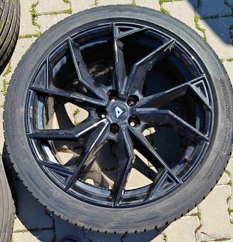 Hankook 265/40 R22 na elektrónoch ALutec - 3