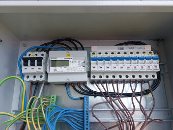 kovová elektrická rozvodná skriňa + 10x kábel 3.5 metra - 3