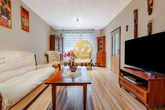 Na Predaj - priestranný 3-izbový byt (84 m²) s balkónom - Če - 3