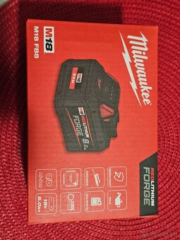 Milwaukee m18 8.0ah baterka forge - 3