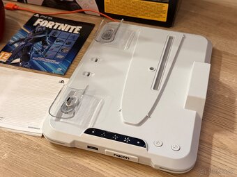PS5 Digital + Nacon stanica + 2 ovládače | TOP stav - 3