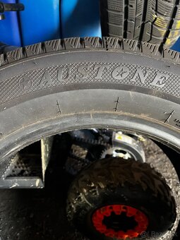 Predám 2ks zimné pneu 215/60 r17 - 3
