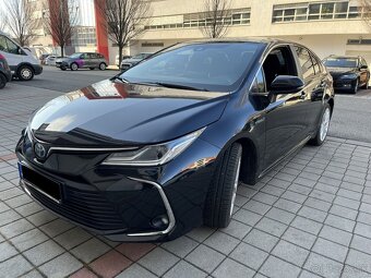 Toyota Corolla sedan 1.8 Hybrid e-CVT Comfort Tech Style - 3