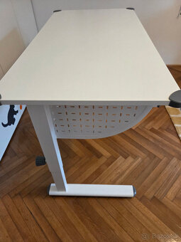 Vyskovonastavitelny stol - 3