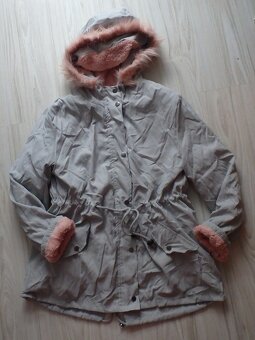 Šedá vetrovka s ružovou kožušinkou - 3