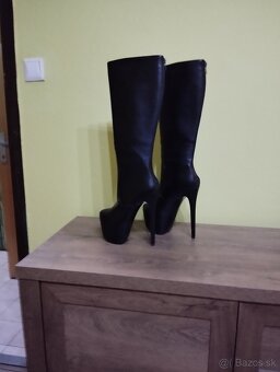 Nádherné čierne čižmy na vysokej platforme a na 18 cm podpät - 3