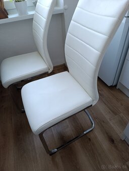 Kuchynsky stol a stolicky - 3