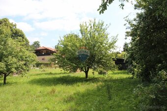 Starší dom na rekonštrukciu s veľkým pozemkom v Banskej Štia - 3