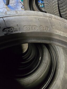 255/40r19 - 3
