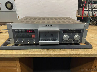 Kazetový magnetofón Studer A710 podobný kazetovému magnetofó - 3