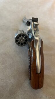 Revolver Taurus 22LR nerez - 3