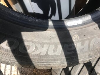 Predám 2 pneu Letne Hankook 235/50/R17 - 3