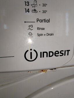 Predám zboku plnenu pracku Indesit - 3