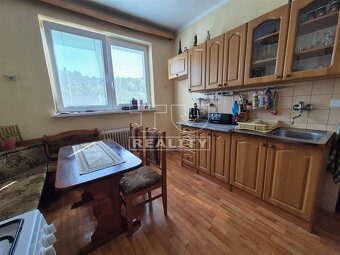 Starší 5 izbový RD v malebnej obci Čavoj so záhradou a... - 3