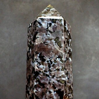Predám Merlinit obelisk 2300g - 3
