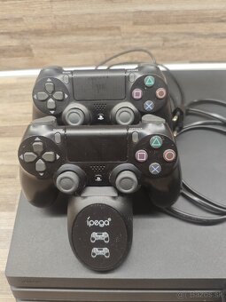 Predám PS4 PRO 1TB, 2x ovládač s nabíjačkou stanicou - 3