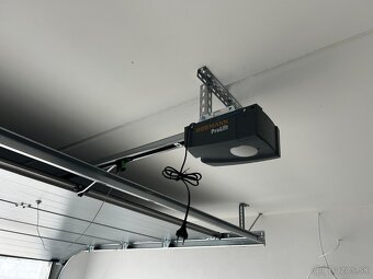 Murovaná garáž s elektrickou bránou - murovaná - 3