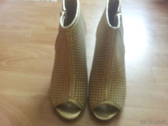 Lodicky S.Leone, Vanessa, Prada a tenisky Nike - 3