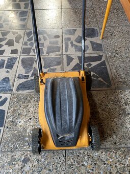 Predam elektricku kosačku na travnik - 3