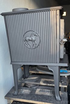 Liatinové kachle Jotul F 600 N čierný lak - 3