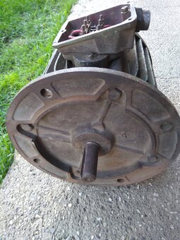 Predám Elektromotor na 380V.Priemer hriadeľa 2,2 CM.x - 3