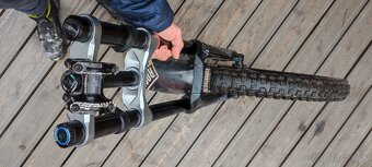 Vidlica Rock Shox Boxxer 27,5 , predstavec, koleso - 3