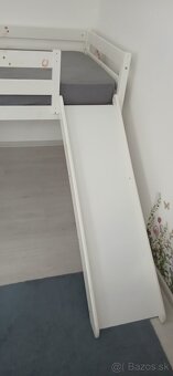 Detská posteľ so šmykľavkou a s vežičkou. - 3