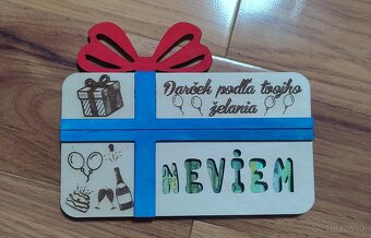Drevená darčeková karta na peniaze v tvare darčeka Neviem - 3