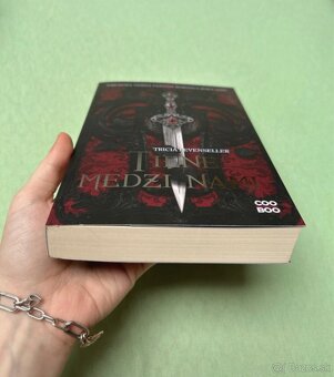 Tiene medzi nami - 3