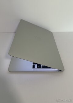 MacBook Pro 13" 2020 8/256GB Silver (100% Batéria) - 3
