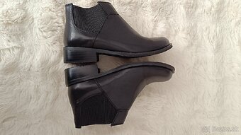 Kožené čierne členkové dámske čižmy značky CINTI - 3
