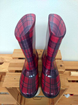 červene kockovane topanky gumáky Demar - 3