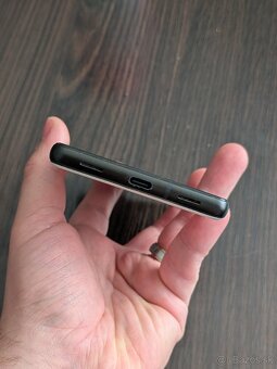 PREDÁM GOOGLE PIXEL 6A | Čierny+ Biely DBRAND skin 128GB - 3